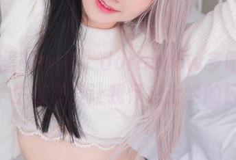 这照片里的sally dorasnow多啦雪，D.Va学生装简直让我怀念上学的日子！